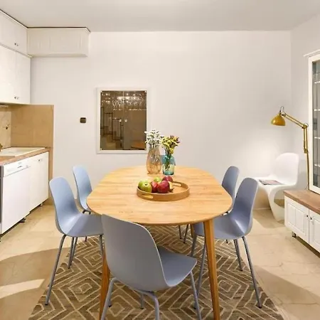 House In Varos Holiday home