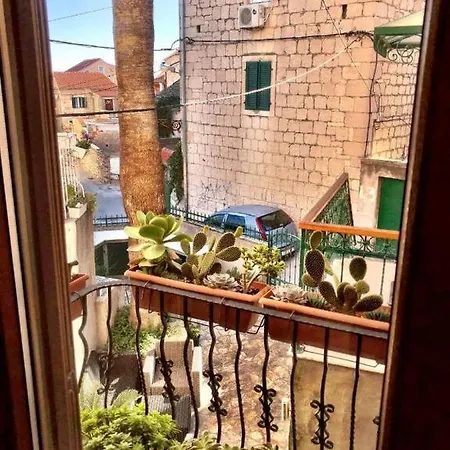 House In Varos Holiday home