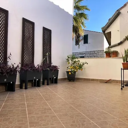 بيت للعطل House In Varos *